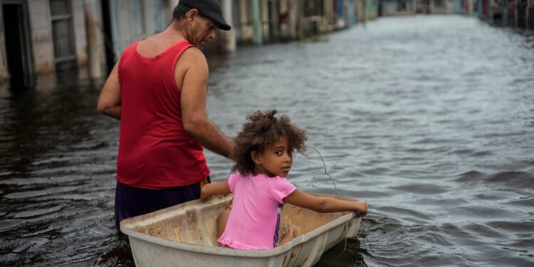 Inusual temporada de huracanes va de tranquila a agitada, y produce a Helene y Milton