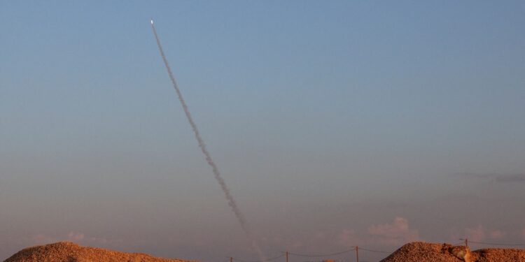 Ataque de Hezbolá deja cinco muertos en norte Israel mientras enviados EEUU presionan por tregua