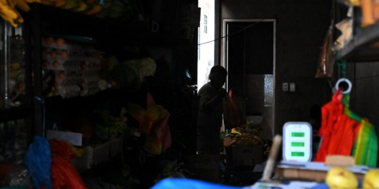 Ecuador evalúa comprar electricidad a empresas privadas colombianas ante negativa de Petro