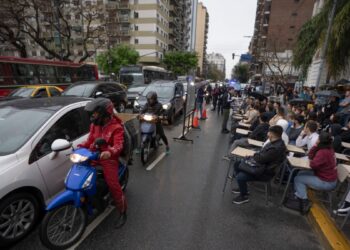 Universidades argentinas presionan a Milei con más protestas y clases en las calles