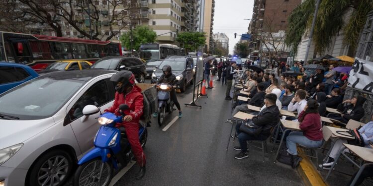 Universidades argentinas presionan a Milei con más protestas y clases en las calles