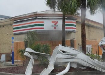 Milton se internó el miércoles en Florida como un huracán de categoría 3, llevando miseria a una costa todavía devastada por Helene