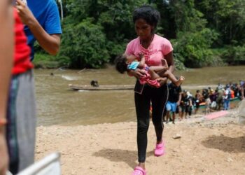 Panamá advierte de multas de USD 5.000 a los migrantes que crucen el Darién