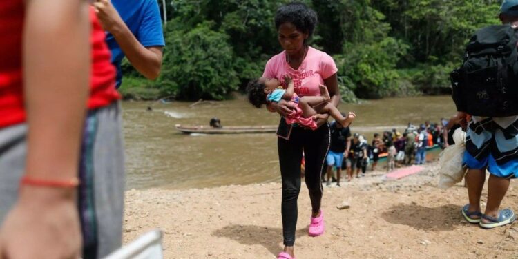 Panamá advierte de multas de USD 5.000 a los migrantes que crucen el Darién