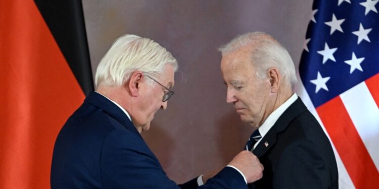 Alemania homenajea la labor del presidente Joe Biden por preservar relaciones transatlánticas con la más alta orden al mérito de Alemania