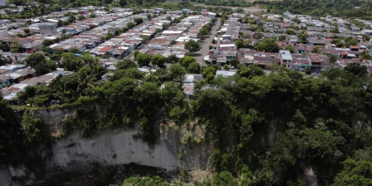 ONG solicitan investigar irregularidades vinculadas a más de 300 muertes en prisiones salvadoreñas