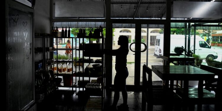 Falla en red eléctrica de Cuba sume al país en la oscuridad