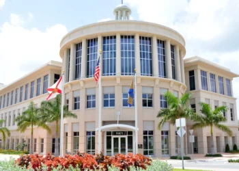 ¿Doble discurso en el DORAL?, alcaldesa Christy Fraga se declara antichavista, mientras contrata al socialista Carlos Fung, cineasta que elogiaba públicamente a Chávez