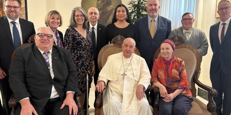 Papa enfrenta, en encuentro LGBT, pedido de revertir prohibición eclesiástica sobre afirmación de género