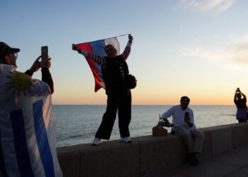 Cierran centros de votación en Uruguay y comienza conteo en unas elecciones marcadas por la moderación