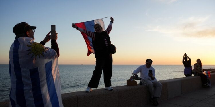 Cierran centros de votación en Uruguay y comienza conteo en unas elecciones marcadas por la moderación