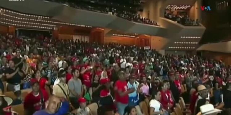 María Corina Machado asegura permanecer en Venezuela, desmiente a Maduro