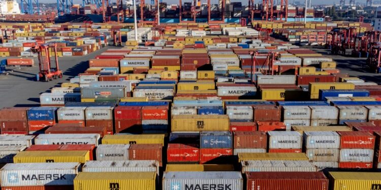 OMC eleva ligeramente sus perspectivas para el comercio mundial de mercancías este año