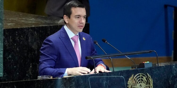 El presidente ecuatoriano cancela agenda internacional para ofrecer apoyo a la ministra del Interior