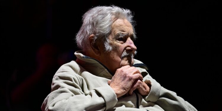Expresidente de Uruguay José Mujica reaparece en acto electoral