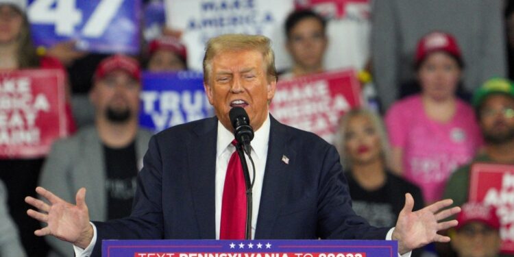 El expresidente y candidato republicano Donald Trump reiteró su intención de imponer altos aranceles a los vehículos importados de México