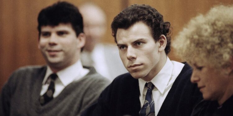 Fiscales recomendarán revisar sentencia de los hermanos Menéndez por asesinato de sus padres en 1989