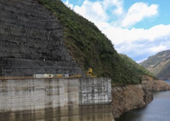 Colombia rechaza reanudar la exportación de electricidad a Ecuador
