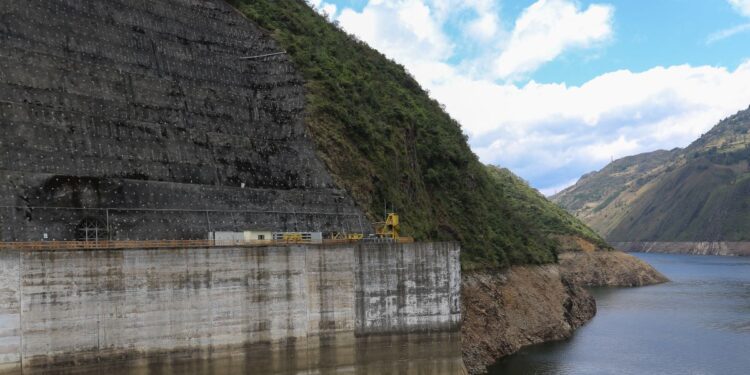 Colombia rechaza reanudar la exportación de electricidad a Ecuador