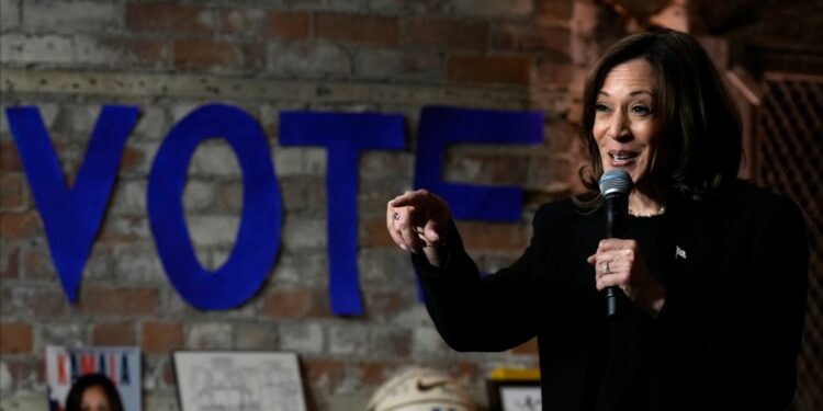 Harris busca el voto de hombres afroestadounidenses mientras Trump continúa críticas a políticas migratorias