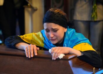 Una periodista ucraniana muere en un centro de detención ruso, según las autoridades