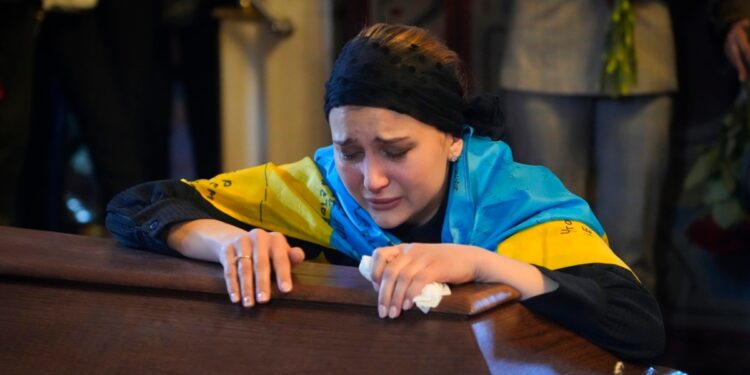 Una periodista ucraniana muere en un centro de detención ruso, según las autoridades