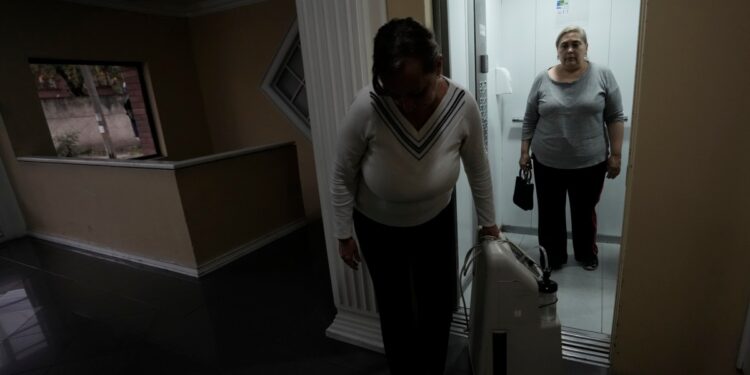 Pacientes con cáncer y enfermedades crónicas en riesgo por cortes de luz en Ecuador