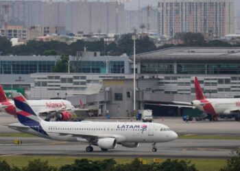 La tensión bélica en Oriente Medio elevó el precio del petróleo, beneficiando a la economía colombiana