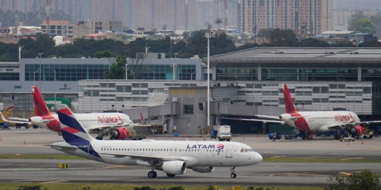 La tensión bélica en Oriente Medio elevó el precio del petróleo, beneficiando a la economía colombiana
