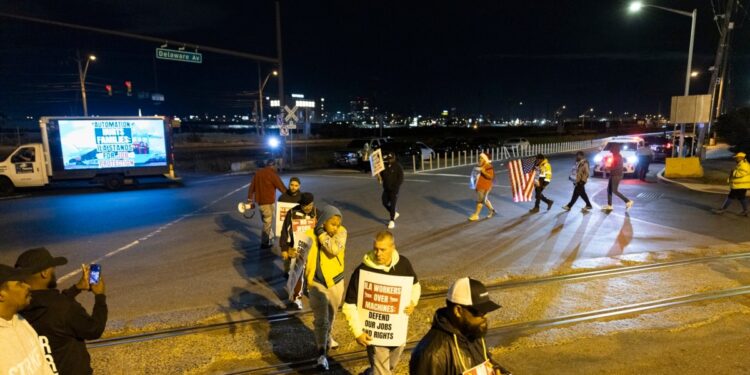 Sindicato de estibadores de EEUU suspenderá huelga para permitir negociar un nuevo contrato