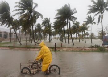 Milton recupera fuerza y vuelve a ser huracán categoría 5 en camino a Florida