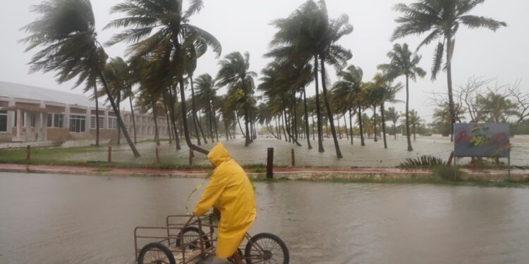 Milton recupera fuerza y vuelve a ser huracán categoría 5 en camino a Florida