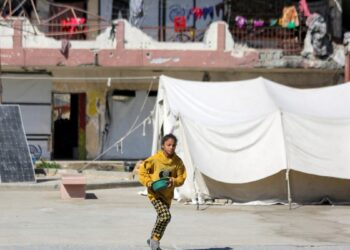 Ataque israelí mata a 17 personas en escuela convertida en refugio en Gaza, según palestinos