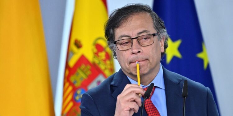 Autoridad electoral investiga a Petro por irregularidades financieras en su campaña