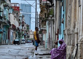 Piden al régimen de Cuba admitir que está desbordado