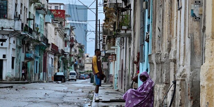 Piden al régimen de Cuba admitir que está desbordado