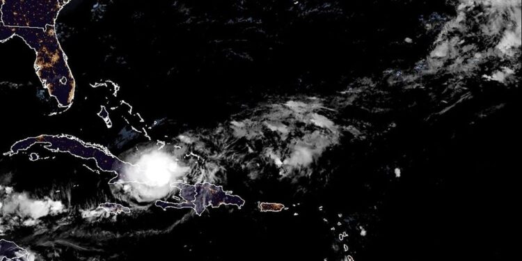 Tormenta tropical Oscar lleva fuertes vientos y lluvias al este de Cuba camino a Bahamas