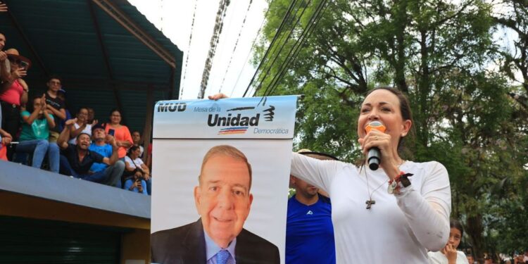 María Corina Machado insta a Petro a definir postura frente a Maduro