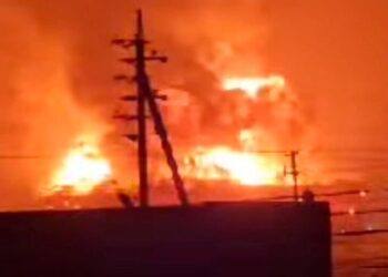 Reportan un voraz incendio en un tanque de Pdvsa tras impacto de un rayo