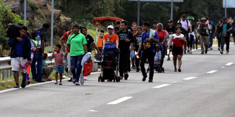 EEUU endurece restricciones de asilo en frontera con México
