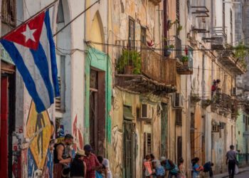 El embarazo precoz y la crisis económica obliga a jóvenes a parar estudios