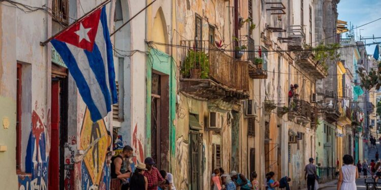 El embarazo precoz y la crisis económica obliga a jóvenes a parar estudios