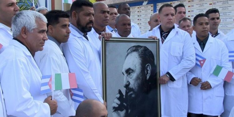 Cuba envía a México militares en vez de médicos