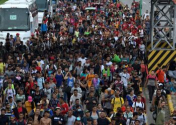 Sale caravana de migrantes desde frontera sur de México rumbo a EEUU