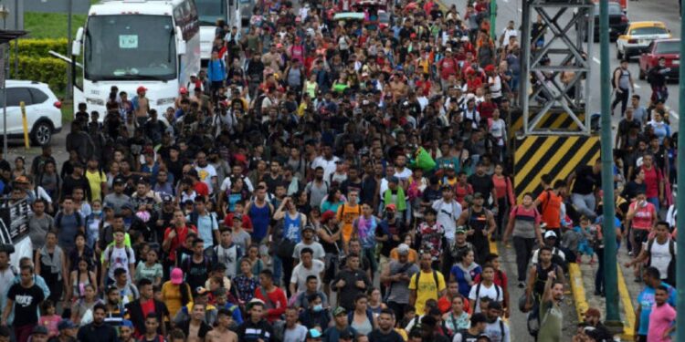 Sale caravana de migrantes desde frontera sur de México rumbo a EEUU