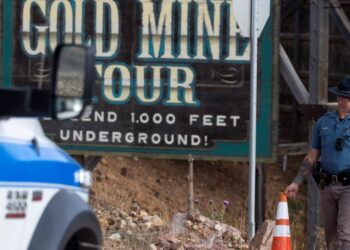 Un muerto y 12 personas atrapadas por avería en elevador de mina turística en Colorado