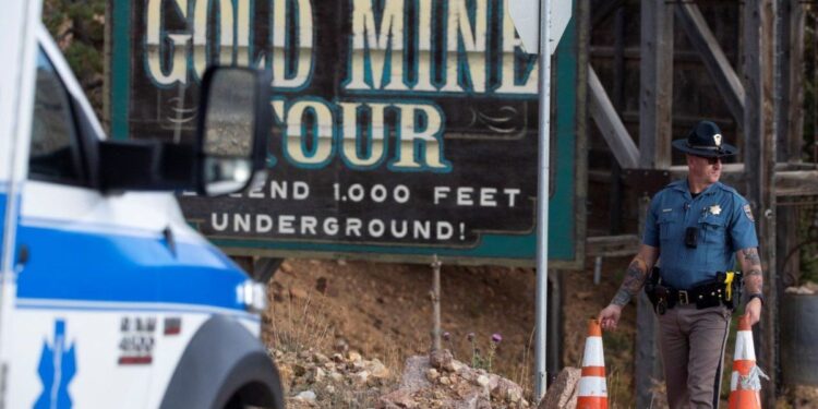 Un muerto y 12 personas atrapadas por avería en elevador de mina turística en Colorado