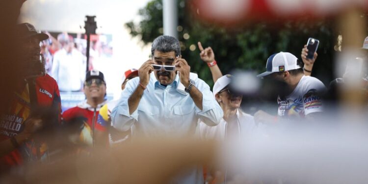 Maduro se atrinchera en el poder con sus aliados más leales