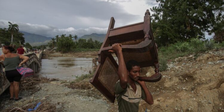 Cubanos buscan recuperarse de los daños ocasionados por el ciclón Oscar sin ayuda del régimen