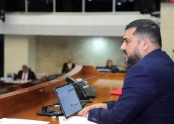 Parlamento de Panamá reconoce a Edmundo González como presidente y solicita orden de captura contra Maduro